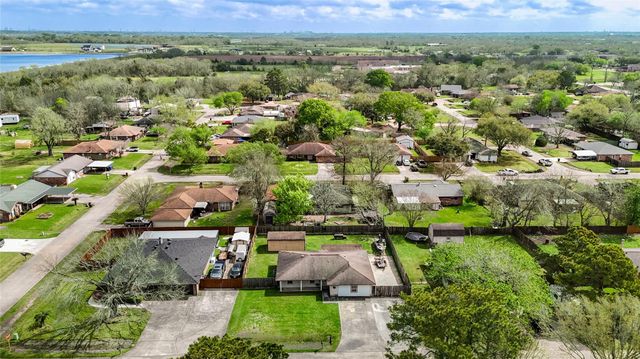 8610 Bluebonnet Street, Highlands, TX 77562