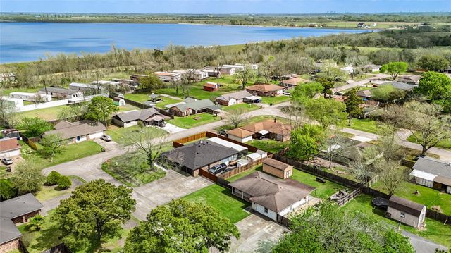 8610 Bluebonnet Street, Highlands, TX 77562