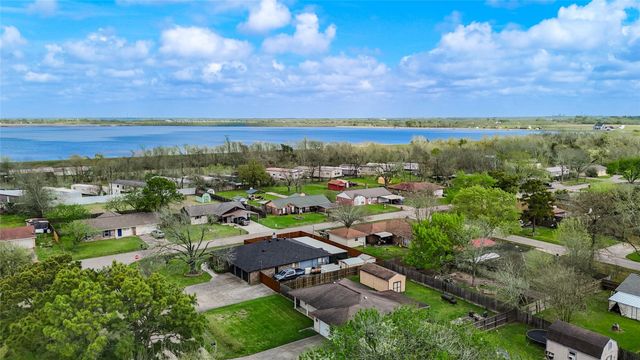 8610 Bluebonnet Street, Highlands, TX 77562