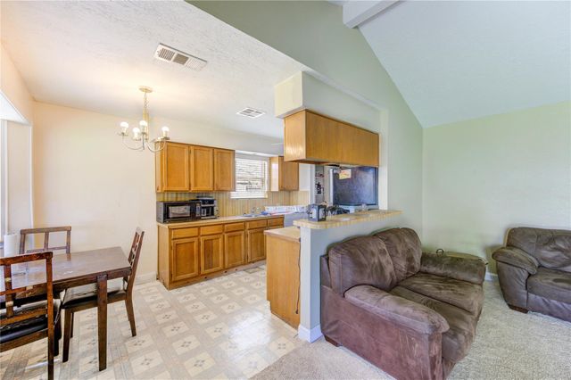 8610 Bluebonnet Street, Highlands, TX 77562