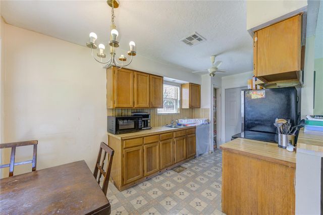 8610 Bluebonnet Street, Highlands, TX 77562