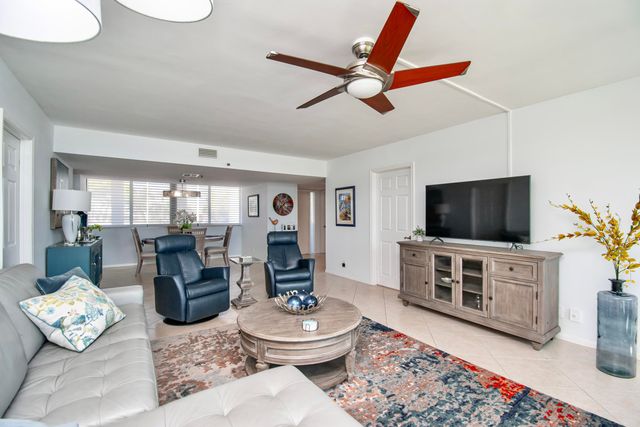 8200 Lakeshore Drive 202, Hypoluxo, FL 33462