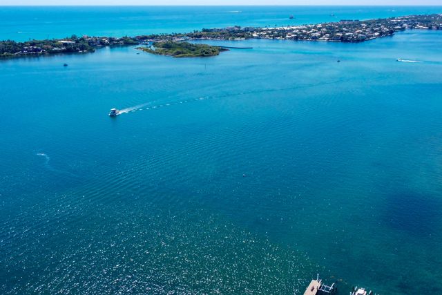 8200 Lakeshore Drive 202, Hypoluxo, FL 33462