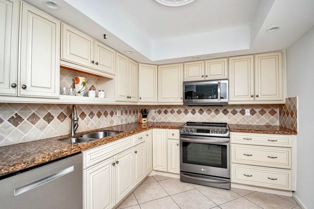 8200 Lakeshore Drive 202, Hypoluxo, FL 33462