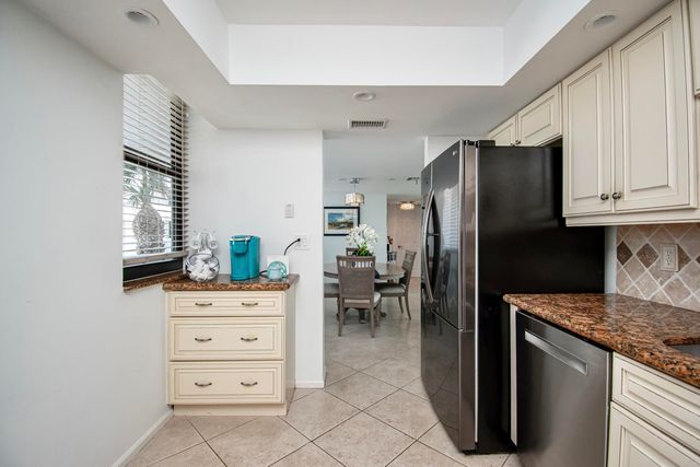 8200 Lakeshore Drive 202, Hypoluxo, FL 33462