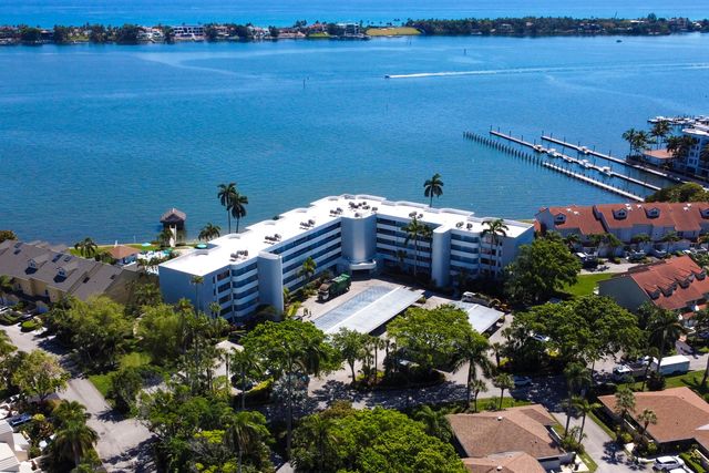 8200 Lakeshore Drive 202, Hypoluxo, FL 33462