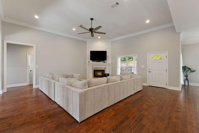 57 Greenleaf Dr., Hattiesburg, MS 39402