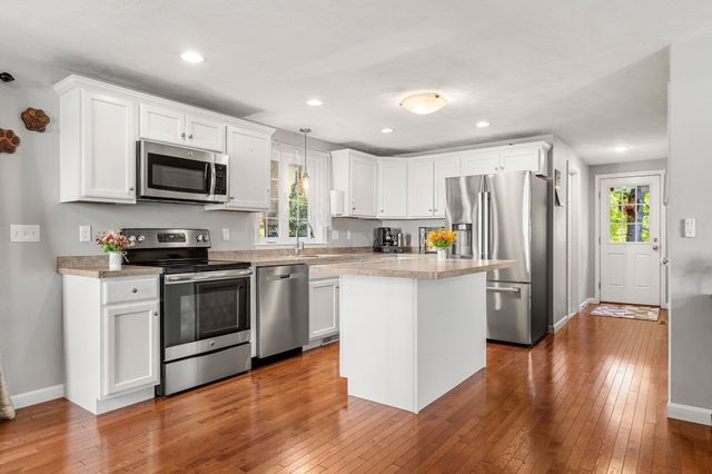 72 Hoover St, Taunton, MA 02780