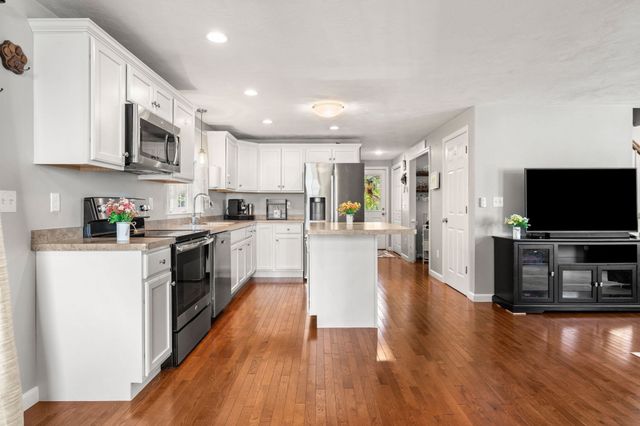 72 Hoover St, Taunton, MA 02780