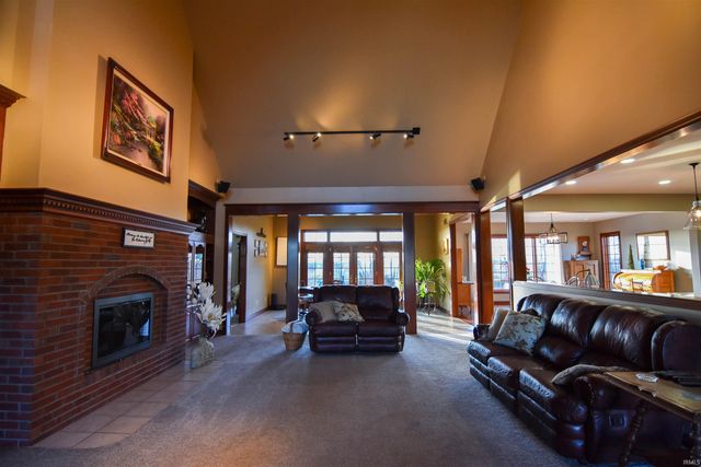 11039 S Owensville Road, Haubstadt, IN 47639