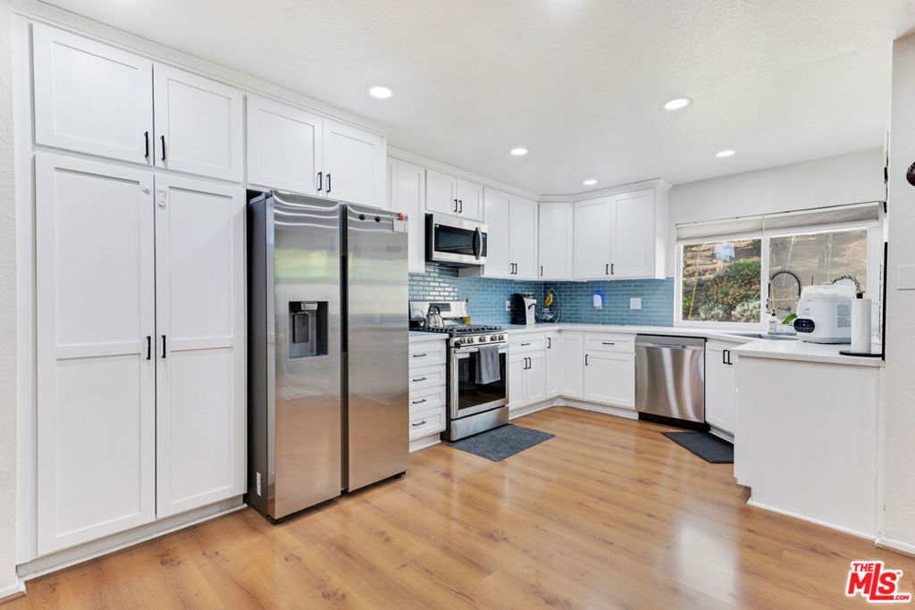 Image 9 of property listing at 15 Oak Cliff Drive, Phillips Ranch, CA 91766