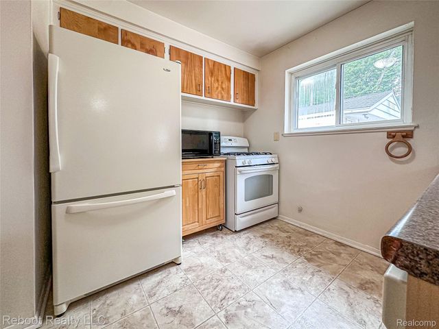 32339 Chalfonte Drive, Warren, MI 48092