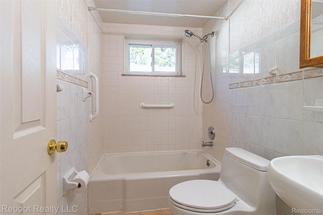32339 Chalfonte Drive, Warren, MI 48092