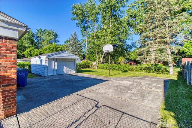 32339 Chalfonte Drive, Warren, MI 48092
