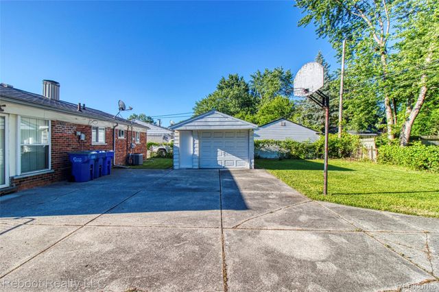 32339 Chalfonte Drive, Warren, MI 48092