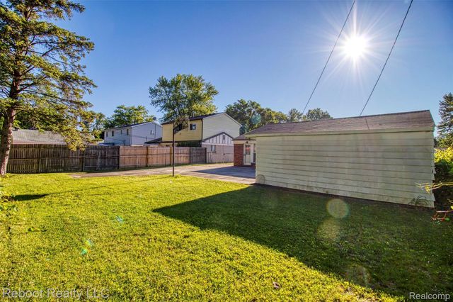 32339 Chalfonte Drive, Warren, MI 48092
