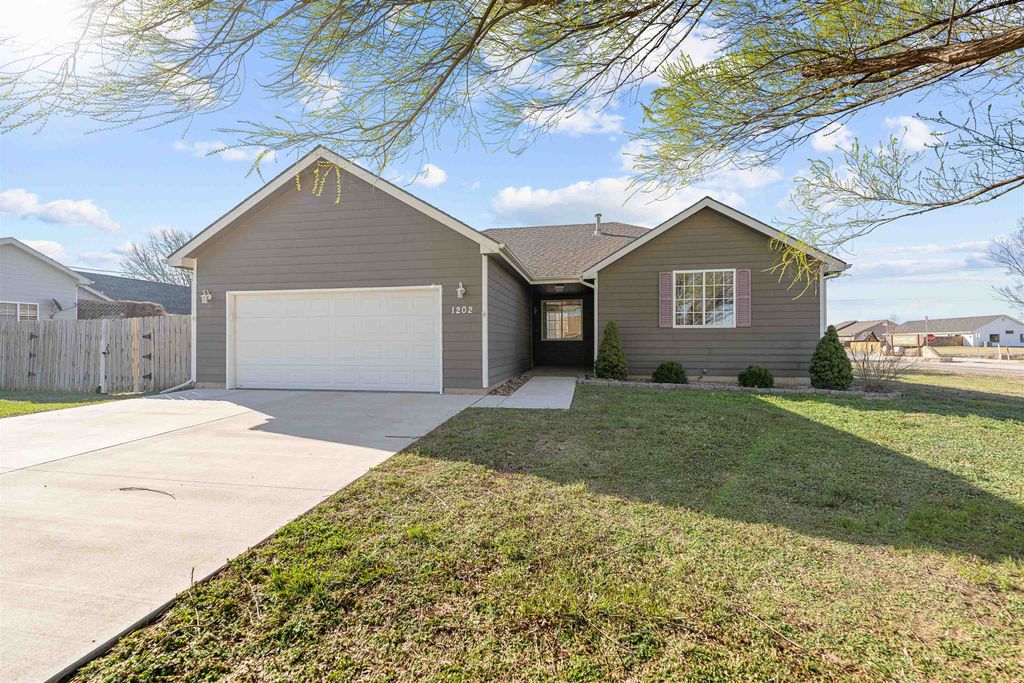 1202 Sapphire Ln., Lindsborg, KS 67456