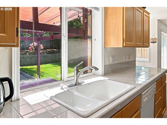 16422 Ne FREMONT St, Portland, OR 97230