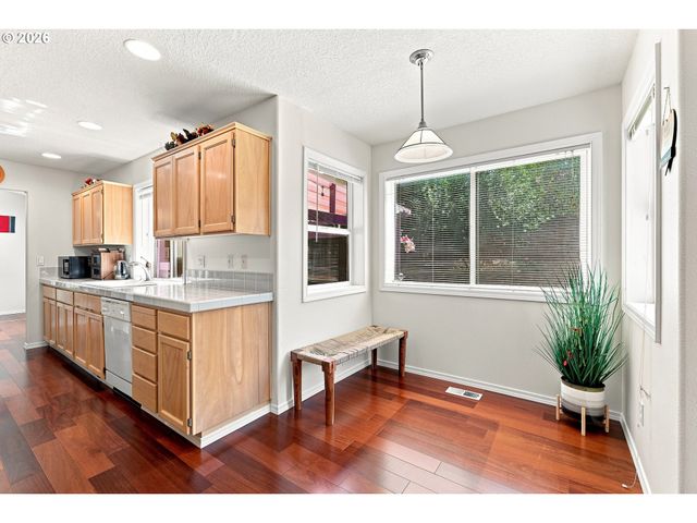 16422 Ne FREMONT St, Portland, OR 97230