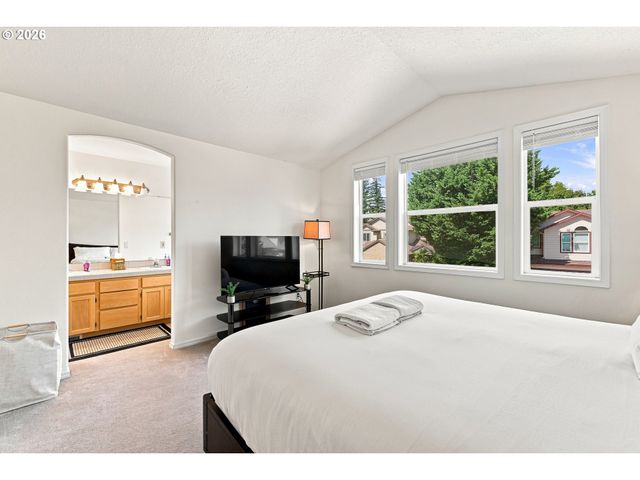 16422 Ne FREMONT St, Portland, OR 97230