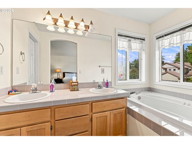 16422 Ne FREMONT St, Portland, OR 97230