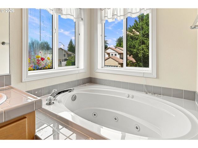 16422 Ne FREMONT St, Portland, OR 97230