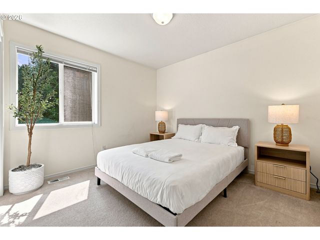 16422 Ne FREMONT St, Portland, OR 97230