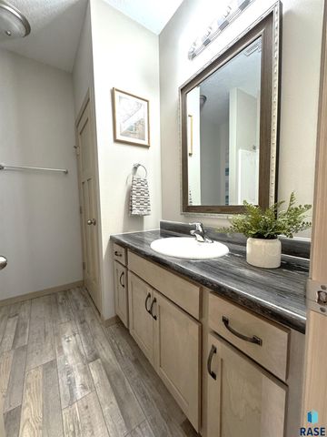 9501 W Dolores Dr Drive, Sioux Falls, SD 57106