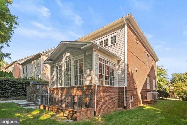 6817 STOCKWELL MANOR DR, Falls Church, VA 22043