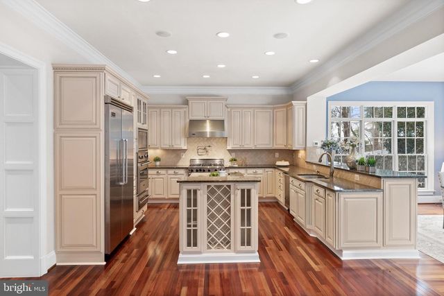 6817 STOCKWELL MANOR DR, Falls Church, VA 22043