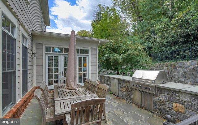 6817 STOCKWELL MANOR DR, Falls Church, VA 22043