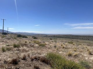 0 200, Llano, CA 93544