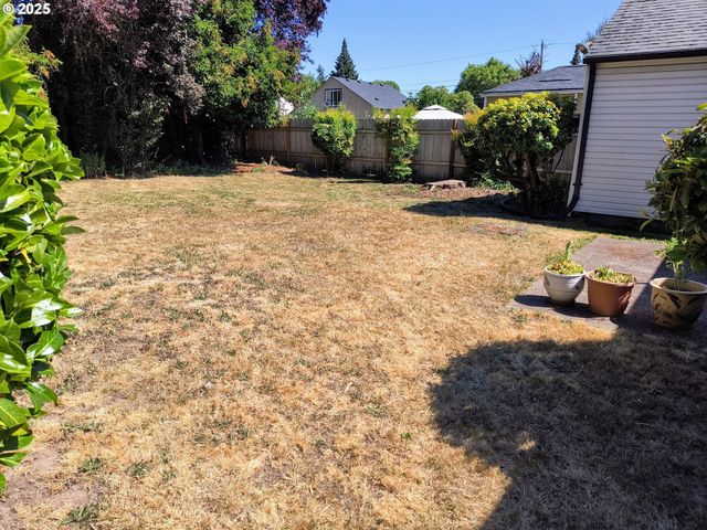 1326 Ne GALLOWAY St, Mc Minnville, OR 97128