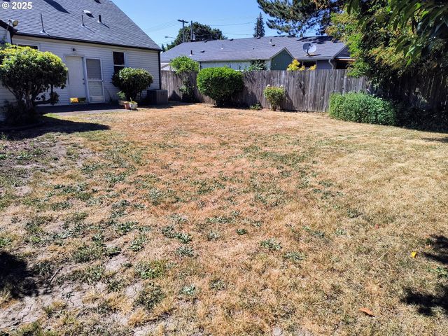 1326 Ne GALLOWAY St, Mc Minnville, OR 97128