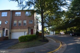 2946 SAXON FLOWERS DR, Fairfax, VA 22031