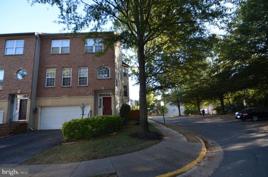 2946 SAXON FLOWERS DR, Fairfax, VA 22031