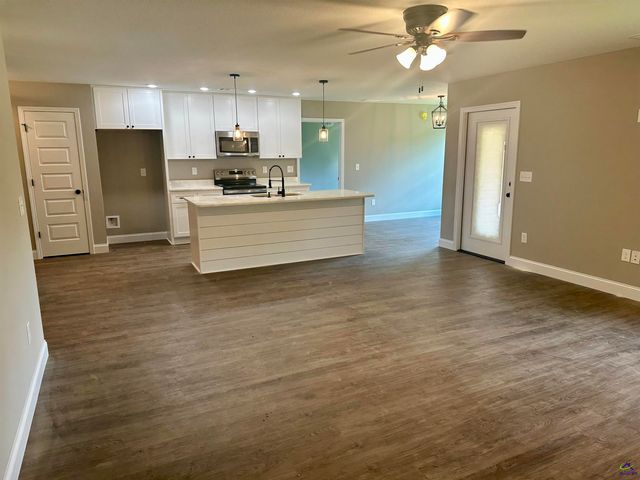 207 Sutton Dr., Perry, GA 31069