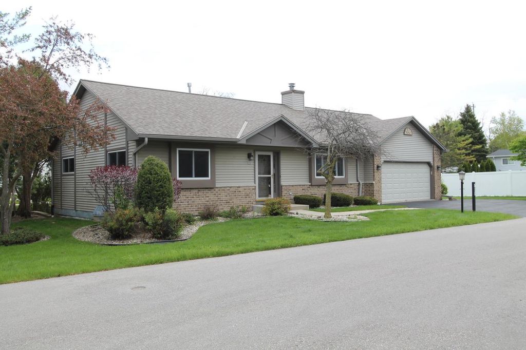 915 Park CIRCLE, Union Grove, WI 53182