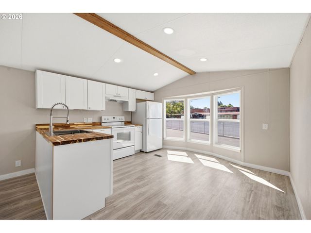 7227 Se FLAVEL St, Portland, OR 97206