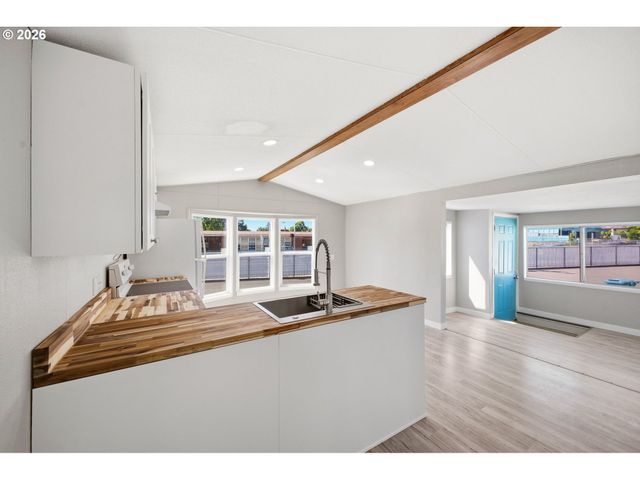 7227 Se FLAVEL St, Portland, OR 97206