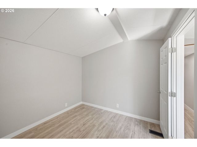 7227 Se FLAVEL St, Portland, OR 97206