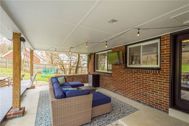 2825 Anderson Dr, Hampton, PA 15101