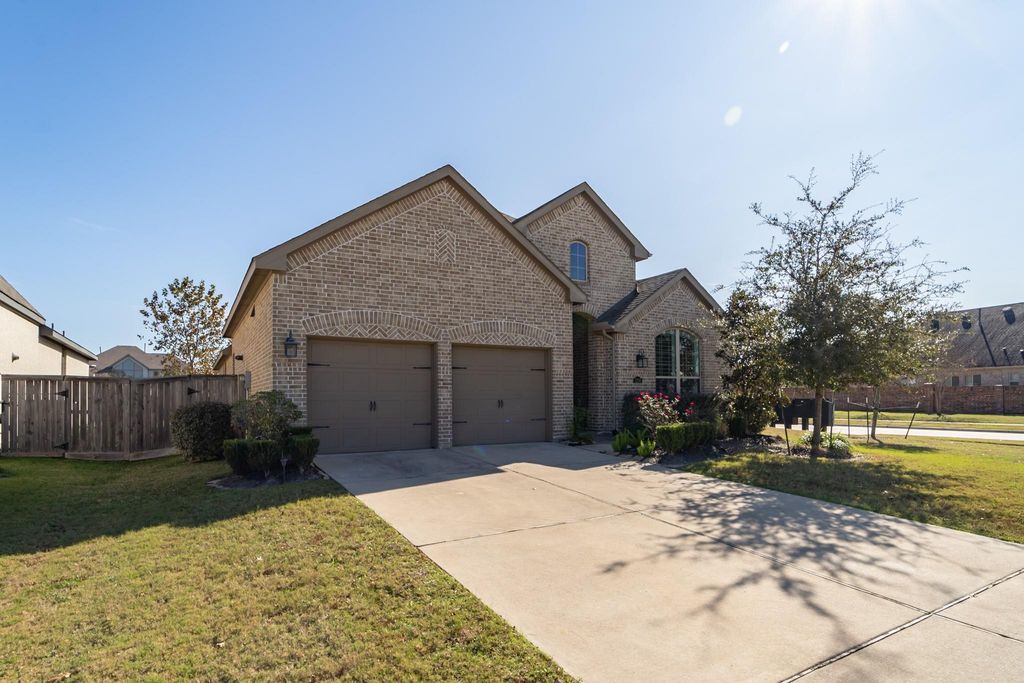 Image 2 of property listing at 2206 Hays Ranch Drive, Richmond, TX 77469