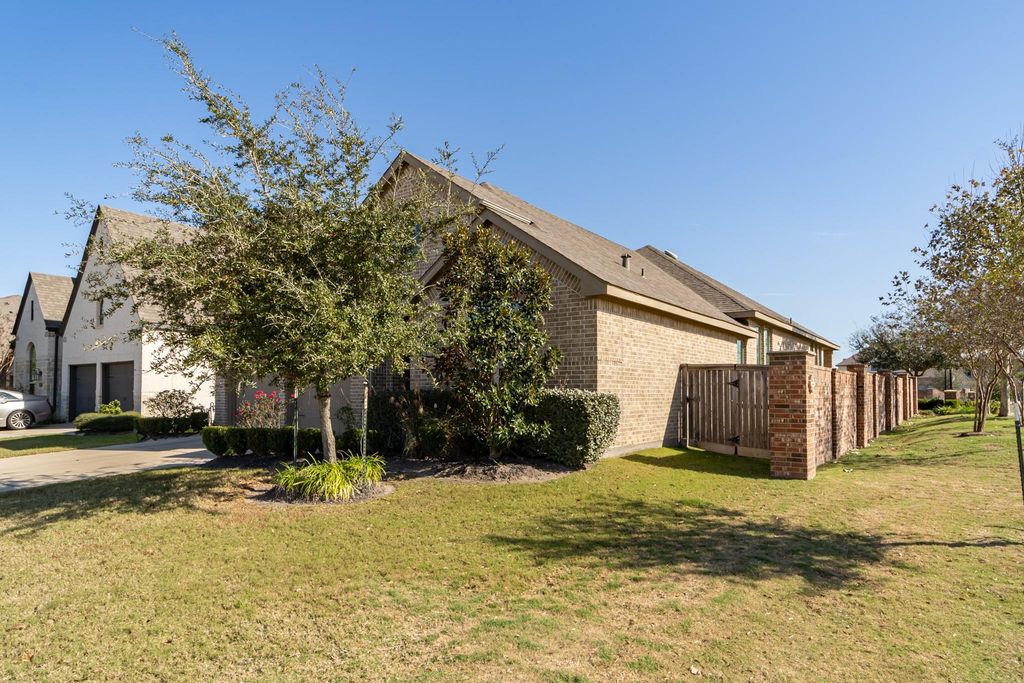 Image 3 of property listing at 2206 Hays Ranch Drive, Richmond, TX 77469