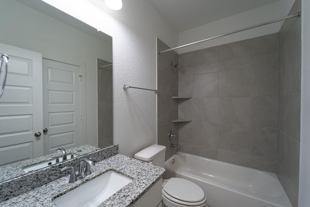 Image 8 of property listing at 2206 Hays Ranch Drive, Richmond, TX 77469