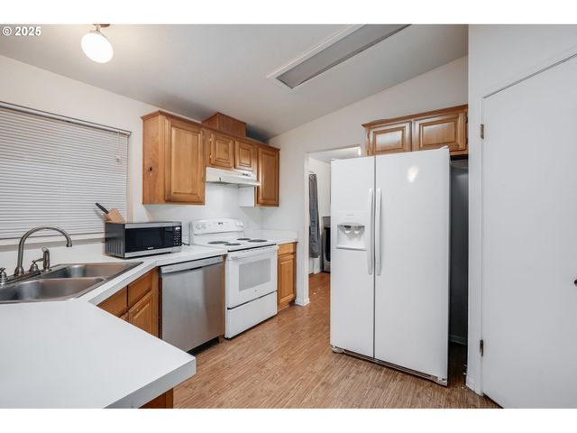 3921 PACIFIC Cir, Hubbard, OR 97032