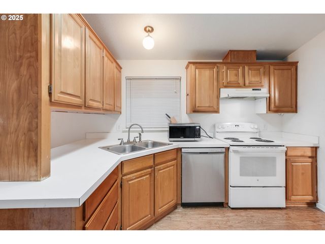 3921 PACIFIC Cir, Hubbard, OR 97032