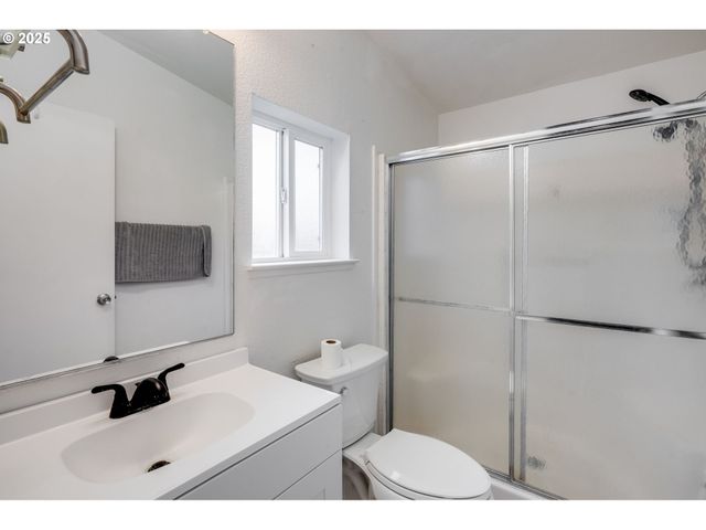 3921 PACIFIC Cir, Hubbard, OR 97032