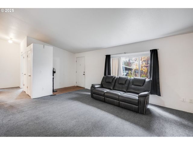 3921 PACIFIC Cir, Hubbard, OR 97032