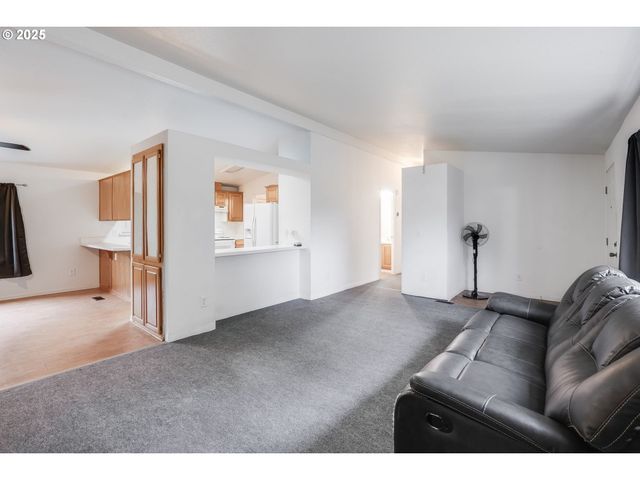 3921 PACIFIC Cir, Hubbard, OR 97032